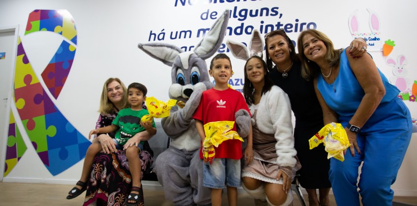 Coelhinho da Páscoa visita crianças do Laço Azul e transforma a manhã em alegria e afeto em VR